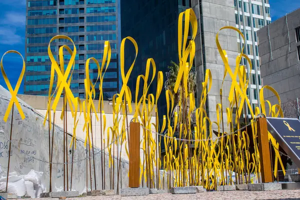 Tel Aviv, İsrail, 3 Mart 2024 Rehine Meydanı Tel Aviv Sanat Müzesi önünde insanların Gazze Şeridi 'nde Hamas tarafından kaçırılıp esir tutulanların anısına toplandığı yer.