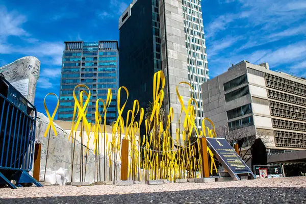 Tel Aviv, İsrail, 3 Mart 2024 Rehine Meydanı Tel Aviv Sanat Müzesi önünde insanların Gazze Şeridi 'nde Hamas tarafından kaçırılıp esir tutulanların anısına toplandığı yer.