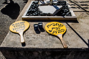 Tel Aviv, İsrail, 4 Mart 2024 Rehine Meydanı Tel Aviv Sanat Müzesi önünde insanların Gazze Şeridi 'nde Hamas tarafından kaçırılıp esir tutulanların anısına toplandığı yer.