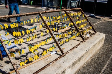 Tel Aviv, İsrail, 4 Mart 2024 Rehine Meydanı Tel Aviv Sanat Müzesi önünde insanların Gazze Şeridi 'nde Hamas tarafından kaçırılıp esir tutulanların anısına toplandığı yer.