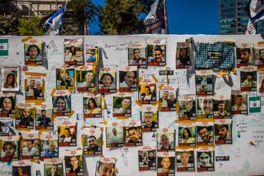 Tel Aviv, İsrail, 4 Mart 2024 Hamas 'ın 7 Ekim 2023' teki terör saldırısı sırasında kaçırdığı rehinelerin yüzlerini gösteren posterler Tel Aviv sokaklarında sergileniyor.