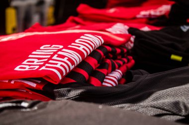 Tel Aviv, İsrail, 4 Mart 2024 Ziyaretçilerin, Hamas tarafından kaçırılan ve Gazze Şeridi 'nde hapsedilen rehinelerin ailelerine gidebilecekleri ürünleri satın alabilecekleri eve getir.