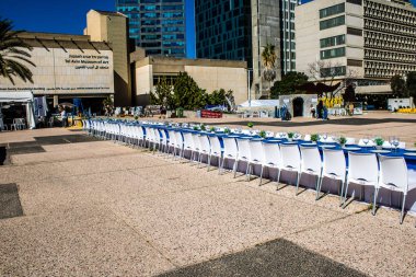 Tel Aviv, İsrail, 4 Mart 2024 Rehine Meydanı Tel Aviv Sanat Müzesi önünde insanların Gazze Şeridi 'nde Hamas tarafından kaçırılıp esir tutulanların anısına toplandığı yer.