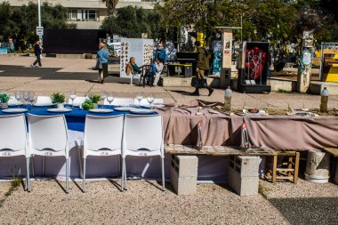 Tel Aviv, İsrail, 4 Mart 2024 Rehine Meydanı Tel Aviv Sanat Müzesi önünde insanların Gazze Şeridi 'nde Hamas tarafından kaçırılıp esir tutulanların anısına toplandığı yer.