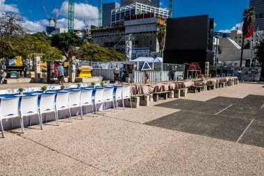 Tel Aviv, İsrail, 4 Mart 2024 Rehine Meydanı Tel Aviv Sanat Müzesi önünde insanların Gazze Şeridi 'nde Hamas tarafından kaçırılıp esir tutulanların anısına toplandığı yer.