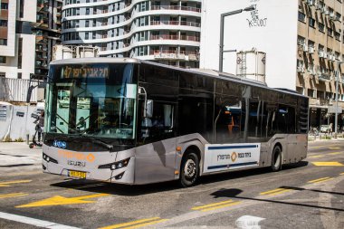 Tel Aviv, İsrail, 4 Mart 2024 Tel Aviv şehir merkezinde, sembolik bir şehir. Hatlar sayısız ve çok ucuz, bunu taşımak için iyi bir araç.