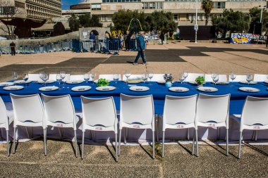 Tel Aviv, İsrail, 4 Mart 2024 Rehine Meydanı Tel Aviv Sanat Müzesi önünde insanların Gazze Şeridi 'nde Hamas tarafından kaçırılıp esir tutulanların anısına toplandığı yer.
