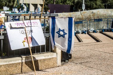 Tel Aviv, İsrail, 4 Mart 2024 Rehine Meydanı Tel Aviv Sanat Müzesi önünde insanların Gazze Şeridi 'nde Hamas tarafından kaçırılıp esir tutulanların anısına toplandığı yer.