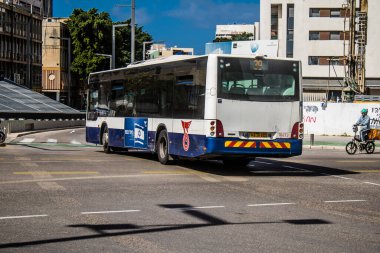 Tel Aviv, İsrail, 4 Mart 2024 Tel Aviv şehir merkezinde, sembolik bir şehir. Hatlar sayısız ve çok ucuz, bunu taşımak için iyi bir araç.