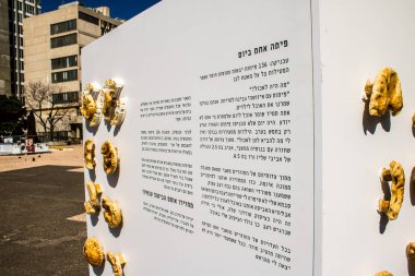 Tel Aviv, İsrail, 4 Mart 2024 Rehine Meydanı Tel Aviv Sanat Müzesi önünde insanların Gazze Şeridi 'nde Hamas tarafından kaçırılıp esir tutulanların anısına toplandığı yer.