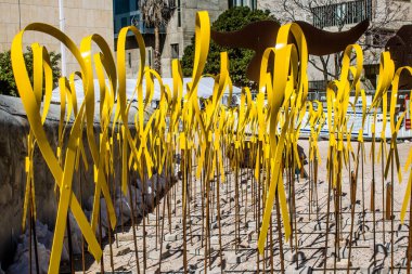 Tel Aviv, İsrail, 4 Mart 2024 Rehine Meydanı Tel Aviv Sanat Müzesi önünde insanların Gazze Şeridi 'nde Hamas tarafından kaçırılıp esir tutulanların anısına toplandığı yer.