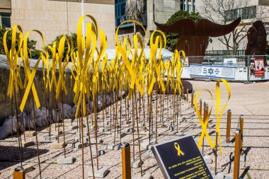 Tel Aviv, İsrail, 4 Mart 2024 Rehine Meydanı Tel Aviv Sanat Müzesi önünde insanların Gazze Şeridi 'nde Hamas tarafından kaçırılıp esir tutulanların anısına toplandığı yer.