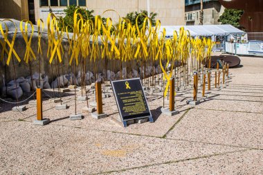 Tel Aviv, İsrail, 4 Mart 2024 Rehine Meydanı Tel Aviv Sanat Müzesi önünde insanların Gazze Şeridi 'nde Hamas tarafından kaçırılıp esir tutulanların anısına toplandığı yer.