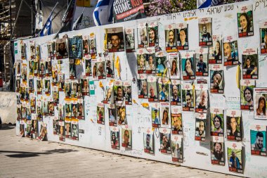 Tel Aviv, İsrail, 4 Mart 2024 Hamas 'ın 7 Ekim 2023' teki terör saldırısı sırasında kaçırdığı rehinelerin yüzlerini gösteren posterler Tel Aviv sokaklarında sergileniyor.