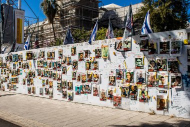 Tel Aviv, İsrail, 4 Mart 2024 Hamas 'ın 7 Ekim 2023' teki terör saldırısı sırasında kaçırdığı rehinelerin yüzlerini gösteren posterler Tel Aviv sokaklarında sergileniyor.
