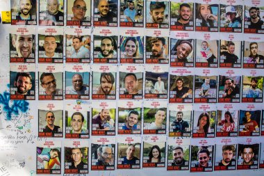 Tel Aviv, İsrail, 4 Mart 2024 Hamas 'ın 7 Ekim 2023' teki terör saldırısı sırasında kaçırdığı rehinelerin yüzlerini gösteren posterler Tel Aviv sokaklarında sergileniyor.