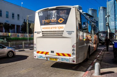 Tel Aviv, İsrail, 4 Mart 2024 Tel Aviv şehir merkezinde, sembolik bir şehir. Hatlar sayısız ve çok ucuz, bunu taşımak için iyi bir araç.