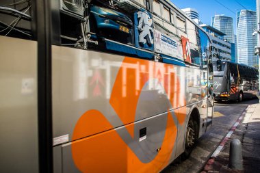 Tel Aviv, İsrail, 4 Mart 2024 Tel Aviv şehir merkezinde, sembolik bir şehir. Hatlar sayısız ve çok ucuz, bunu taşımak için iyi bir araç.