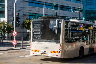 Tel Aviv, İsrail, 4 Mart 2024 Tel Aviv şehir merkezinde, sembolik bir şehir. Hatlar sayısız ve çok ucuz, bunu taşımak için iyi bir araç.