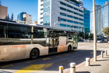 Tel Aviv, İsrail, 4 Mart 2024 Tel Aviv şehir merkezinde, sembolik bir şehir. Hatlar sayısız ve çok ucuz, bunu taşımak için iyi bir araç.