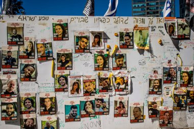 Tel Aviv, İsrail, 4 Mart 2024 Hamas 'ın 7 Ekim 2023' teki terör saldırısı sırasında kaçırdığı rehinelerin yüzlerini gösteren posterler Tel Aviv sokaklarında sergileniyor.