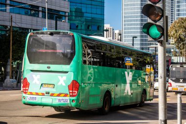 Tel Aviv, İsrail, 4 Mart 2024 Tel Aviv şehir merkezinde, sembolik bir şehir. Hatlar sayısız ve çok ucuz, bunu taşımak için iyi bir araç.