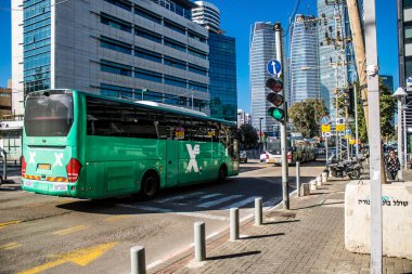 Tel Aviv, İsrail, 4 Mart 2024 Tel Aviv şehir merkezinde, sembolik bir şehir. Hatlar sayısız ve çok ucuz, bunu taşımak için iyi bir araç.