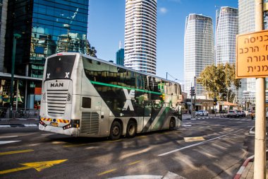 Tel Aviv, İsrail, 4 Mart 2024 Tel Aviv şehir merkezinde, sembolik bir şehir. Hatlar sayısız ve çok ucuz, bunu taşımak için iyi bir araç.