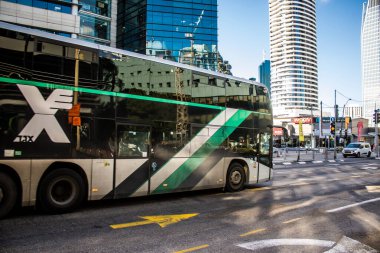 Tel Aviv, İsrail, 4 Mart 2024 Tel Aviv şehir merkezinde, sembolik bir şehir. Hatlar sayısız ve çok ucuz, bunu taşımak için iyi bir araç.