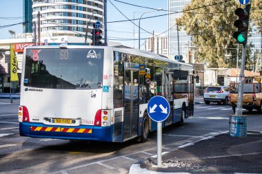 Tel Aviv, İsrail, 4 Mart 2024 Tel Aviv şehir merkezinde, sembolik bir şehir. Hatlar sayısız ve çok ucuz, bunu taşımak için iyi bir araç.