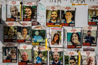 Tel Aviv, İsrail, 4 Mart 2024 Hamas 'ın 7 Ekim 2023' teki terör saldırısı sırasında kaçırdığı rehinelerin yüzlerini gösteren posterler Tel Aviv sokaklarında sergileniyor.