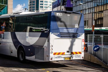 Tel Aviv, İsrail, 4 Mart 2024 Tel Aviv şehir merkezinde, sembolik bir şehir. Hatlar sayısız ve çok ucuz, bunu taşımak için iyi bir araç.