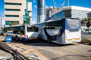 Tel Aviv, İsrail, 4 Mart 2024 Tel Aviv şehir merkezinde, sembolik bir şehir. Hatlar sayısız ve çok ucuz, bunu taşımak için iyi bir araç.