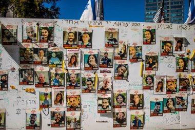 Tel Aviv, İsrail, 4 Mart 2024 Hamas 'ın 7 Ekim 2023' teki terör saldırısı sırasında kaçırdığı rehinelerin yüzlerini gösteren posterler Tel Aviv sokaklarında sergileniyor.