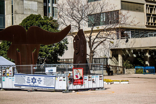 Тель-Авив, Израиль, 4 марта 2024 г. Площадь заложников перед Тель-Авивским художественным музеем, место, где собираются люди в память о похищенных и взятых в плен Хамасом в секторе Газа