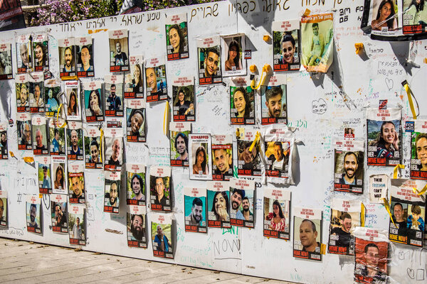 Тель-Авив, Израиль, 4 марта 2024 г. На улицах Тель-Авива демонстрируются плакаты с изображением лиц заложников, похищенных Хамасом во время теракта 7 октября 2023 г.