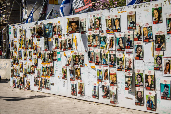 Тель-Авив, Израиль, 4 марта 2024 г. На улицах Тель-Авива демонстрируются плакаты с изображением лиц заложников, похищенных Хамасом во время теракта 7 октября 2023 г.