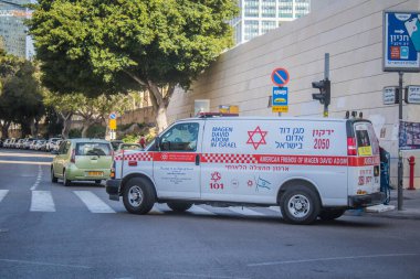 Tel Aviv, İsrail, 4 Mart 2024 İsrail ambulansı İsrail 'in simgesel ve simgesel bir şehri olan Tel Aviv sokaklarında ilerliyor.