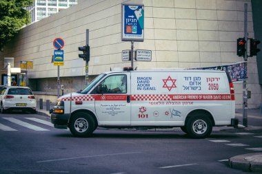 Tel Aviv, İsrail, 4 Mart 2024 İsrail ambulansı İsrail 'in simgesel ve simgesel bir şehri olan Tel Aviv sokaklarında ilerliyor.