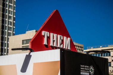 Tel Aviv, İsrail, 4 Mart 2024 Rehine Meydanı Tel Aviv Sanat Müzesi önünde insanların Gazze Şeridi 'nde Hamas tarafından kaçırılıp esir tutulanların anısına toplandığı yer.