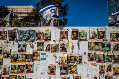 Tel Aviv, İsrail, 4 Mart 2024 Hamas 'ın 7 Ekim 2023' teki terör saldırısı sırasında kaçırdığı rehinelerin yüzlerini gösteren posterler Tel Aviv sokaklarında sergileniyor.