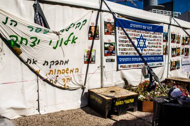 Tel Aviv, İsrail, 4 Mart 2024 Rehine Meydanı Tel Aviv Sanat Müzesi önünde insanların Gazze Şeridi 'nde Hamas tarafından kaçırılıp esir tutulanların anısına toplandığı yer.