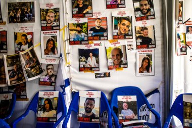 Tel Aviv, İsrail, 4 Mart 2024 Rehine Meydanı Tel Aviv Sanat Müzesi önünde insanların Gazze Şeridi 'nde Hamas tarafından kaçırılıp esir tutulanların anısına toplandığı yer.