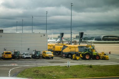 Paris, Fransa, 5 Mart 2024 El Al uçağı Tel Aviv ve Paris arasında. Paris Charles de Gaulle Havalimanı (İngilizce: Paris Charles de Gaulle Airport, kısaca Roissy Airport veya kısaca Paris CDG), Paris 'e hizmet veren uluslararası havaalanıdır.