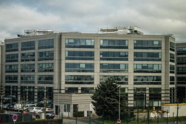 Paris, Fransa, 5 Mart 2024 El Al uçağı Tel Aviv ve Paris arasında. Paris Charles de Gaulle Havalimanı (İngilizce: Paris Charles de Gaulle Airport, kısaca Roissy Airport veya kısaca Paris CDG), Paris 'e hizmet veren uluslararası havaalanıdır.