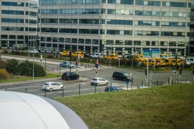 Paris, Fransa, 5 Mart 2024 El Al uçağı Tel Aviv ve Paris arasında. Paris Charles de Gaulle Havalimanı (İngilizce: Paris Charles de Gaulle Airport, kısaca Roissy Airport veya kısaca Paris CDG), Paris 'e hizmet veren uluslararası havaalanıdır.