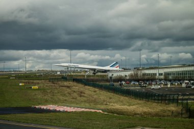 Paris, Fransa, 5 Mart 2024 El Al uçağı Tel Aviv ve Paris arasında. Paris Charles de Gaulle Havalimanı (İngilizce: Paris Charles de Gaulle Airport, kısaca Roissy Airport veya kısaca Paris CDG), Paris 'e hizmet veren uluslararası havaalanıdır.