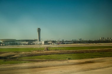 Tel Aviv, İsrail, 5 Mart 2024 El Al uçağı Tel Aviv ve Paris arasında. Ben Gurion Havaalanı, İsrail 'in en büyük havaalanıdır. Tüm büyük yerel ve uluslararası noktalardan uçuşlar alıyor.