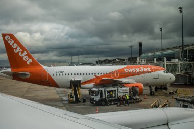 Paris, Fransa, 5 Mart 2024 El Al uçağı Tel Aviv ve Paris arasında. Paris Charles de Gaulle Havalimanı (İngilizce: Paris Charles de Gaulle Airport, kısaca Roissy Airport veya kısaca Paris CDG), Paris 'e hizmet veren uluslararası havaalanıdır.