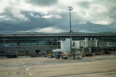 Paris, Fransa, 5 Mart 2024 El Al uçağı Tel Aviv ve Paris arasında. Paris Charles de Gaulle Havalimanı (İngilizce: Paris Charles de Gaulle Airport, kısaca Roissy Airport veya kısaca Paris CDG), Paris 'e hizmet veren uluslararası havaalanıdır.